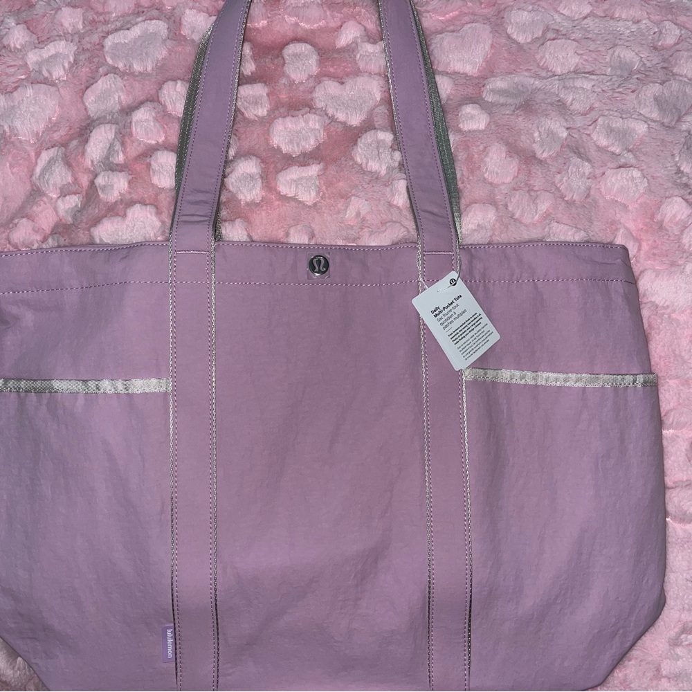 Lululemon daily multi pocket tote